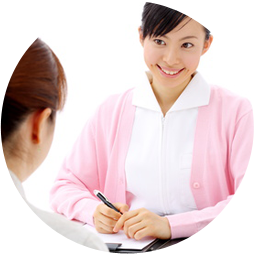 女性スタッフが対応